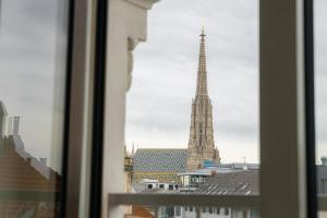 een raam met uitzicht op de eiffeltoren bij Aviano Boutiquehotel in Wenen