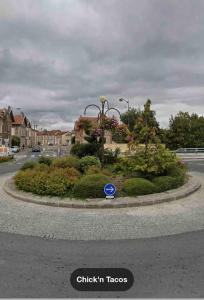 a circular garden in the middle of a street at Appart Leonard - Loger à côté de Paris et Disneyland in Romilly-sur-Seine
