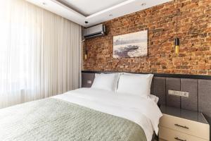 Schlafzimmer mit Ziegelwand und Bett in der Unterkunft Sea View Studio Flat Near Beylerbeyi Palace in Istanbul