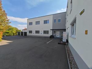 an empty parking lot in front of a building at Apartment O1 - Gut ausgestattete 3-Zimmer Wohnung 78qm für 1-3 Personen 1xDZ 1xEZ in Gravenwerth