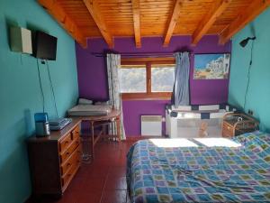 um quarto com paredes roxas e azuis e uma cama em Apartament Gran Pirineu em Montferrer