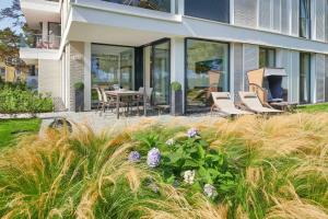ein Haus mit einem hohen Gras davor in der Unterkunft Villa Vogue by Binz Exquisit | No.3 in Binz