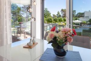 um vaso cheio de flores sentado numa mesa em Villa Vogue No 7 Meerblick em Binz