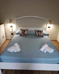 - une chambre avec un grand lit et des serviettes dans l'établissement Amelia's Home tra Etna e Taormina with pool, à Riposto