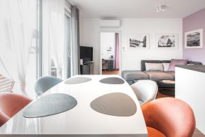 グラーツにあるKaiser Apartments - Wohnpark Graz-Göstingのリビングルーム(白いテーブル、椅子付)