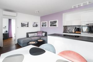 グラーツにあるKaiser Apartments - Wohnpark Graz-Göstingのリビングルーム(ソファ、テーブル付)