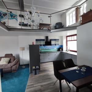eine Küche und ein Wohnzimmer mit einem Kronleuchter in der Unterkunft FeWo Steingasse in Schwalmstadt
