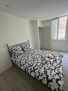 um quarto com uma cama com um urso de peluche em Appartement proche vieux port em Marselha