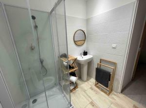 uma casa de banho com um chuveiro e um lavatório. em Appartement proche vieux port em Marselha