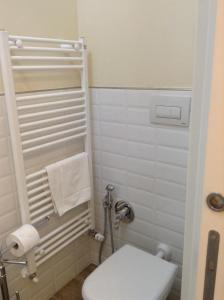 een kleine badkamer met een toilet en een handdoek bij B&B dei Gemelli in Bareggio