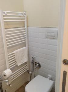 a small bathroom with a toilet and a towel at B&B dei Gemelli in Bareggio