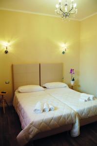 BareggioにあるB&B dei Gemelliのベッドルーム1室(大型ベッド1台、タオル付)