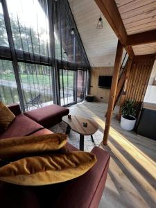 - un salon avec un canapé et une table dans l'établissement Feel the breeze - cozy luxury, à Elva