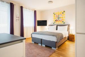 Кровать или кровати в номере Kaiser Apartments - Wohnpark Graz-Gösting