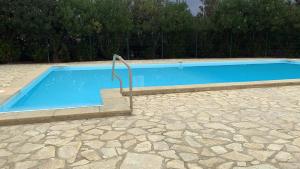 une piscine avec un escalier y menant dans l'établissement Maison de plein pied à Barcares, au Barcarès