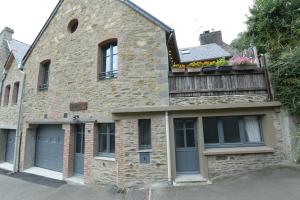 康卡勒exceptionnelle maison de charme à 50m du port et de sa plage的石头房子,阳台上种有鲜花