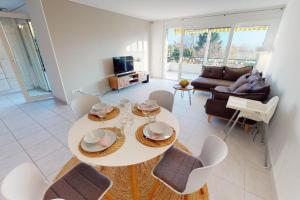a living room with a white table and chairs at Casa delle Vigne: Giardino, pergola e vista lago in Minusio