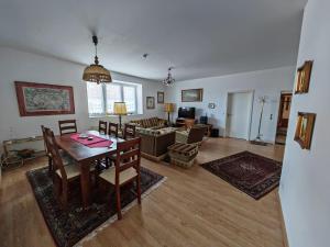 a dining room and living room with a table and chairs at Apartment O3 - Gehobene 6-Zimmer Wohnung 175qm für 1-7 Personen 2x DZ 3x EZ in Gravenwerth