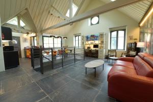 康卡勒exceptionnelle maison de charme à 50m du port et de sa plage的带沙发和桌子的客厅 更多17张照片