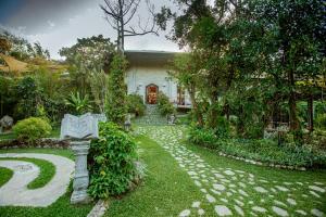 a garden with a grave in front of a house at Casa Madre Tierra in Valle de Anton