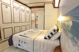 exceptionnelle maison de charme à 50m du port et de sa plage客房内的一张或多张床位