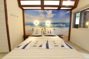 1 dormitorio con 1 cama y vistas al océano en exceptionnelle maison de charme à 50m du port et de sa plage en Cancale