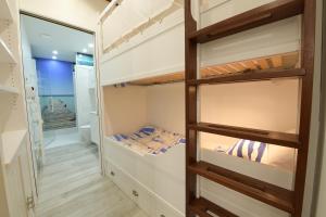 exceptionnelle maison de charme à 50m du port et de sa plage客房内的一张或多张床位