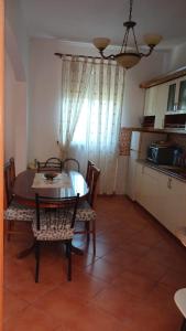 eine Küche und ein Esszimmer mit einem Tisch und Stühlen in der Unterkunft La villa al mare in Durrës