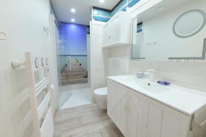 康卡勒exceptionnelle maison de charme à 50m du port et de sa plage的带马桶和水槽的白色浴室