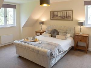 1 dormitorio con 1 cama grande y 1 sofá en Estate Houses at Carberry Tower en Edimburgo