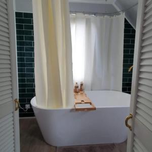 a white bath tub in a bathroom with a shower at Geschmackvolle Wohnung 65qm in Solingen NRW in Solingen