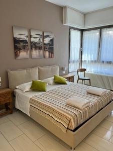 - une chambre avec un grand lit et des oreillers verts dans l'établissement Casette Romane "Daje!", à Rome