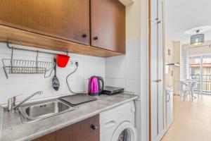 Kuchyň nebo kuchyňský kout v ubytování Apartamento a 200m de la Playa + 12 fotografií