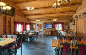 Ресторант или друго място за хранене в 2 Bedroom Awesome Home In Grue Finnskog