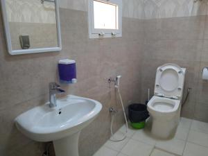 Koupelna v ubytování Hotel Ain Safnan Room&Flats فندق عين صفنان غرف&شقق
