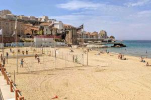 een strand met een volleybalnet in het zand bij Appart T3 Endoume balcon échappée mer in Marseille
