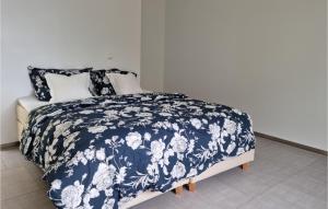 1 cama con edredón y almohadas azules y blancos en Beautiful Apartment In Mandal With House Sea View en Mandal