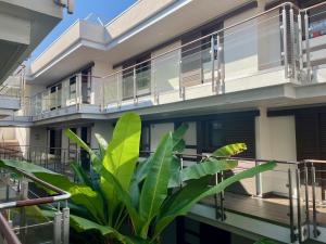 un edificio con balcón y una planta frente a él en Studio vista en Antibes
