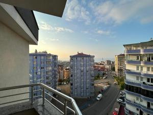 een uitzicht op een stad met hoge gebouwen en een straat bij Borahan Rezidans in Trabzon
