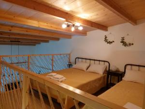 um quarto com uma cama e uma varanda em Argalios em Kalamávka