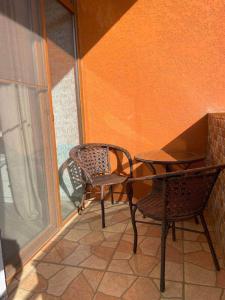 un patio con 2 sillas, una mesa y una ventana en My Sweet Home In Rustavi sity 2 en Rustavi