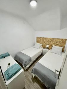 2 Betten in einem Zimmer mit 2 Betten sidx sidx sidx sidx in der Unterkunft Casa Orbe in Garachico