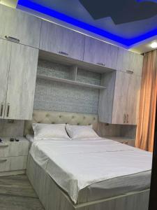 ein Schlafzimmer mit einem großen Bett mit blauer Decke in der Unterkunft My Sweet Home In Rustavi sity 2 in Rustawi