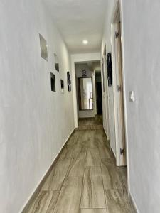 un pasillo con paredes blancas y suelo de madera en Casa Orbe, en Garachico