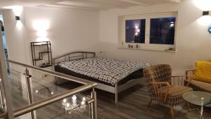 um quarto com uma cama, uma mesa e cadeiras em FeWo Steingasse em Schwalmstadt