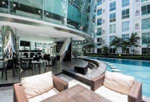a hotel with a swimming pool and a building at City Center Residence - Pool view in Pattaya Central