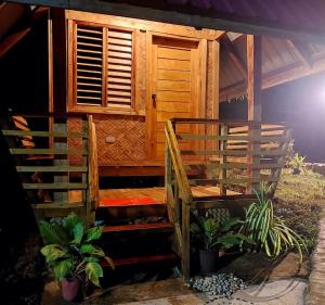 B&R Hostel Nagtabon外面的花园