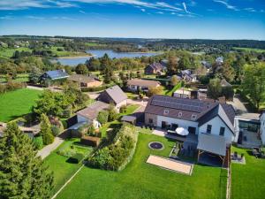 una vista aérea de una casa con un gran patio en Villa Natica, en Bütgenbach