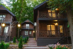 een huis in het bos met een trap daarheen bij Готельно-ресторанний комплекс БОЖЕДАР in Vinnytsya