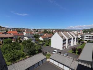 une vue aérienne sur une ville avec des bâtiments dans l'établissement Appartement Aurillac, 2 pièces, 2 personnes - FR-1-742-389, à Aurillac